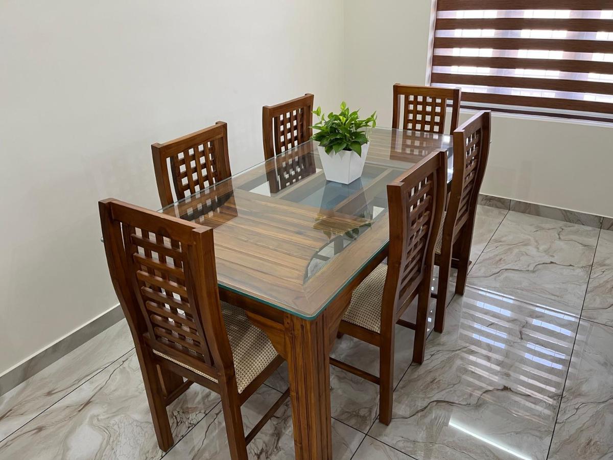 Solomon Apartments,Alappuzha Beach. Bagian luar foto